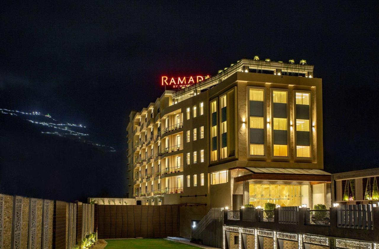 ホテル Ramada By Wyndham Katra Station Road エクステリア 写真